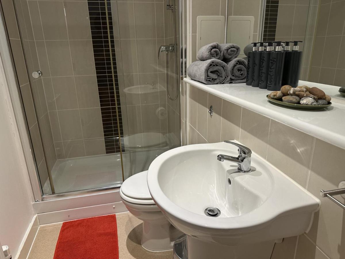Modern, Large Independent Room With En-Suite Bathroom In Private Owned Apartment London Exterior photo