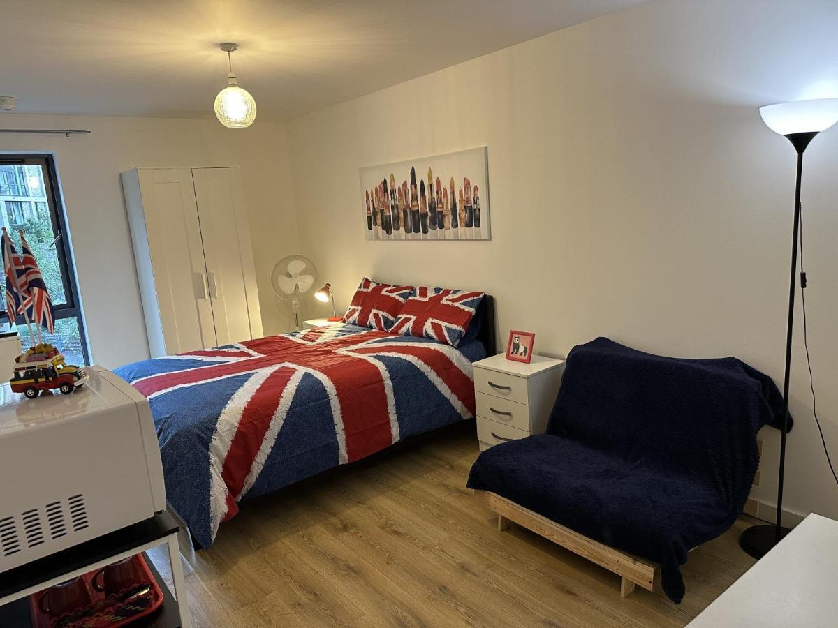 Modern, Large Independent Room With En-Suite Bathroom In Private Owned Apartment London Exterior photo